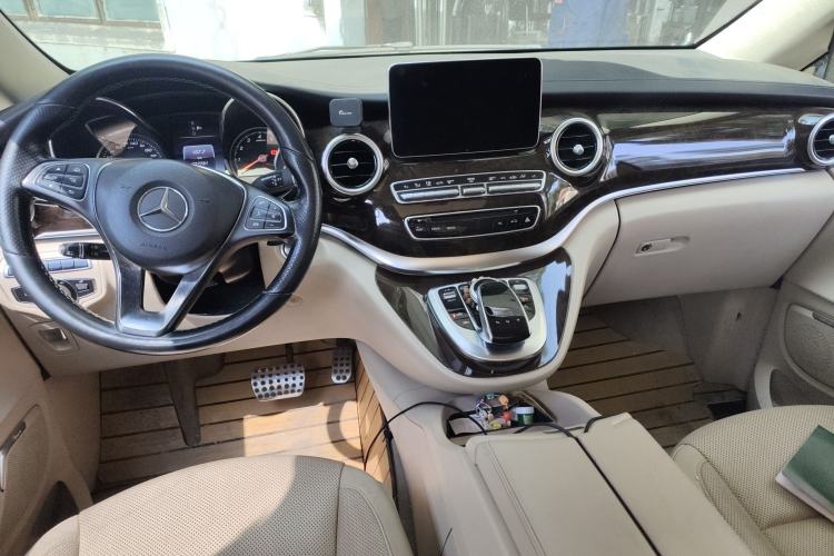 Used Mercedes-Benz V-Class 2016 V 260 L Prestige Extended Edition Center Console