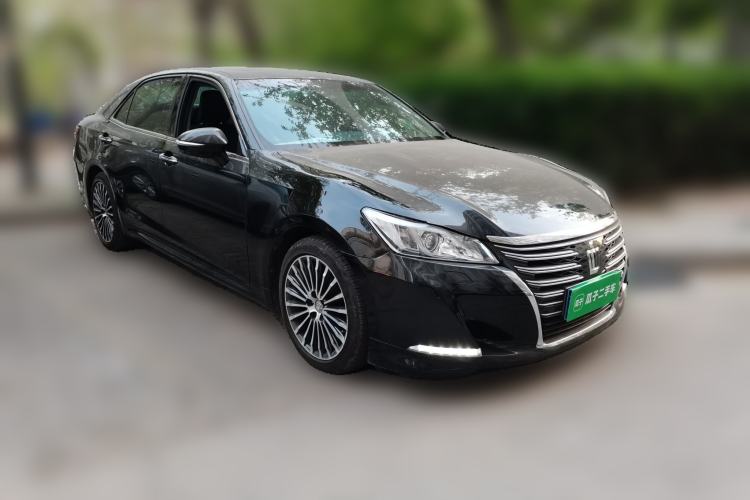 Used Toyota Crown 2015 2.0T Luxury Edition Front Right 45 Deg