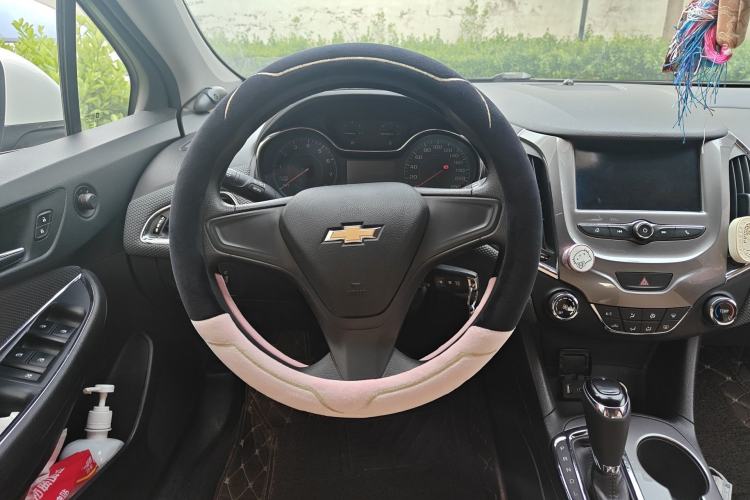 Used Chevrolet Cruze 2017 1.5L Automatic Pioneer Sunroof Edition Steering Wheel