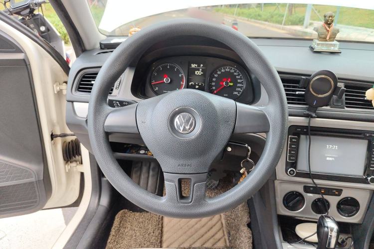 Used Volkswagen Gran Lavida 2013 1.6L Automatic Fashion Model
