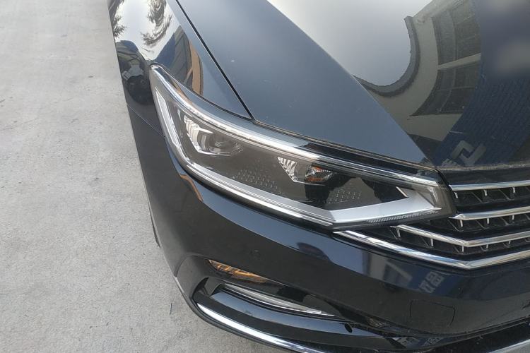 Used Volkswagen Magotan 2024 2 Million Units Zhongxiang Version 330TSI DSG Luxury Edition Right Front Headlight