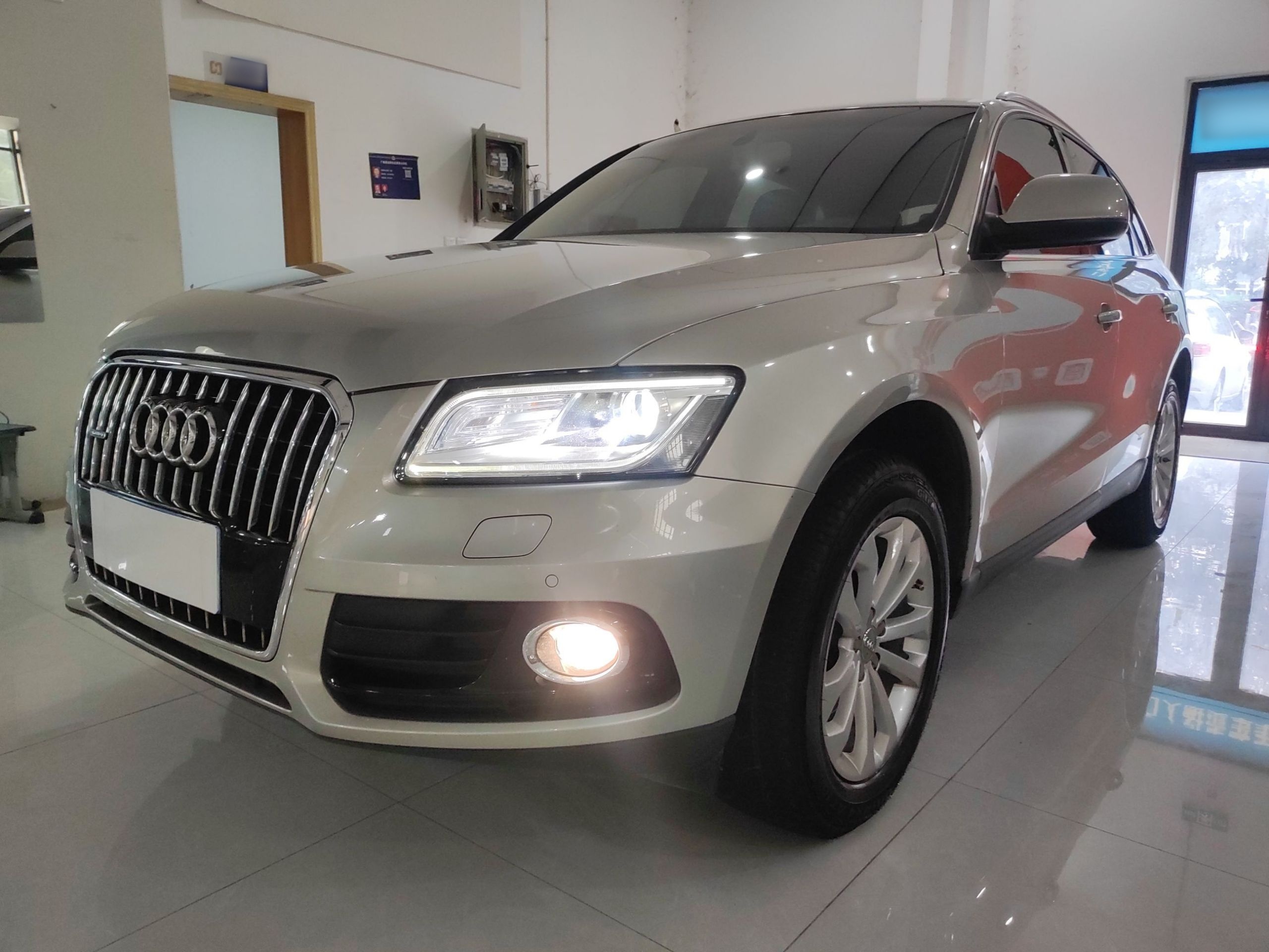 تحت مقدمة السيارة