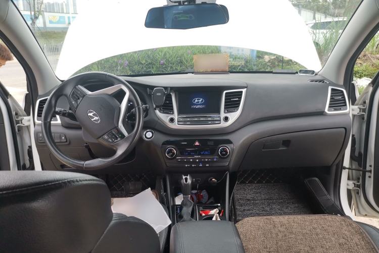 Used Hyundai Tucson 2015 1.6T Dual-Clutch Two-Wheel-Drive Smart Model Center Console