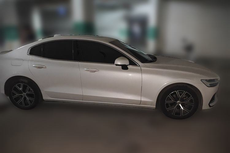 Used Volvo S60 2025 B4 Zhiyi Luxury Edition Front Right 45 Deg