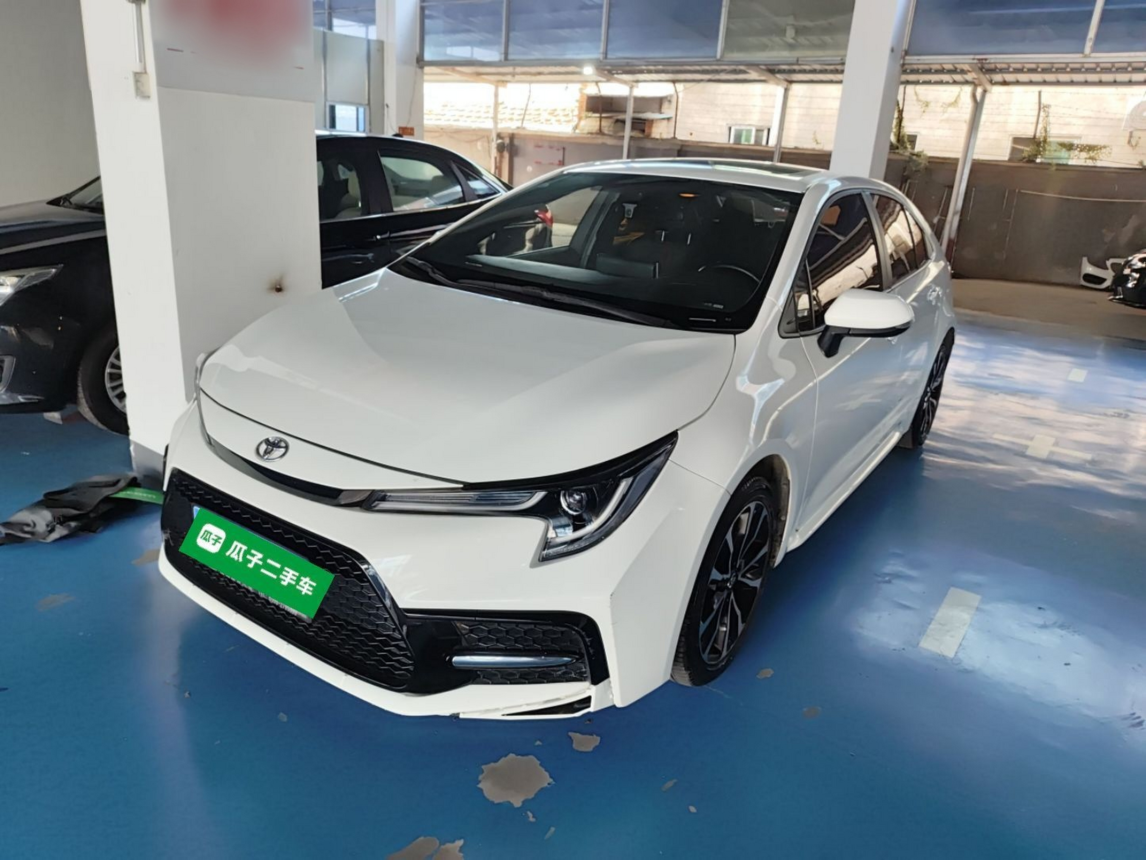 تحت مقدمة السيارة