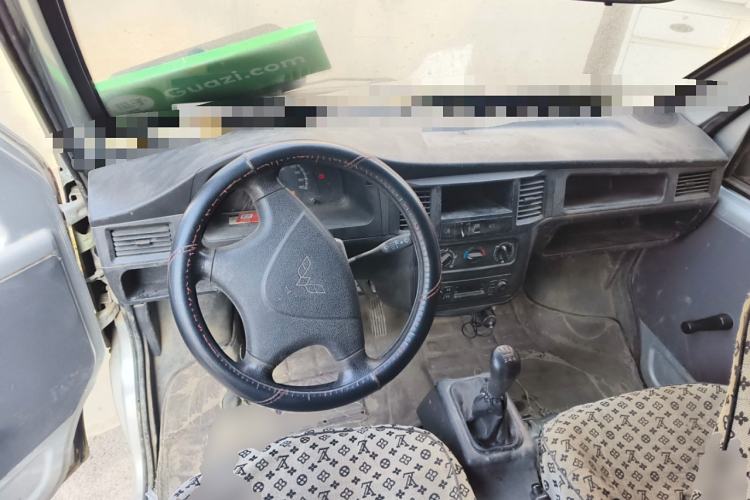 Used Wuling Zhiguang 2019 1.2L Van Utility Model 5-Seater Center Console