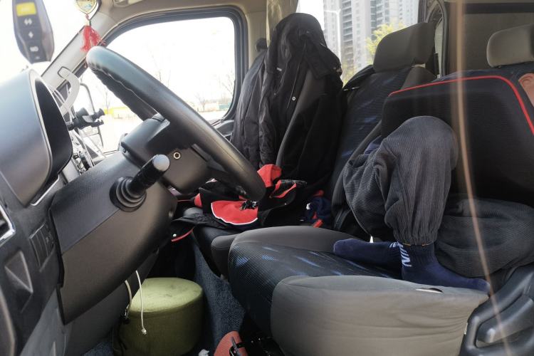 Used Dongfeng Yufeng 2021 2.0T Power King Front-Drive Logistics Vehicle Long Wheelbase Mid-Roof Design 6–9 Seats China VI Emission Standard ZD20
