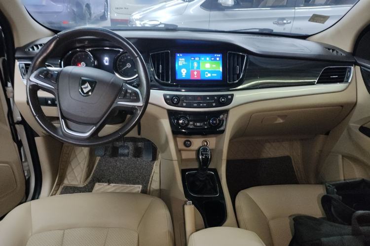 Used Baojun 730 2016 1.5T Manual Luxury Edition 7 Seats Center Console