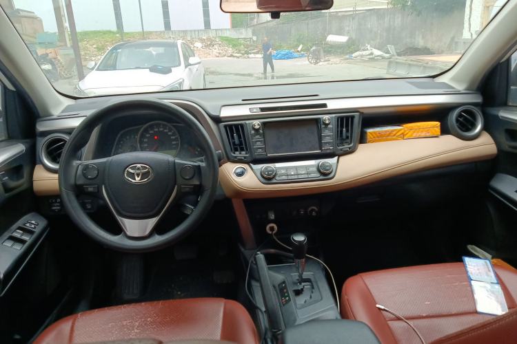 Used Toyota RAV4 2016 2.0L CVT Two-Wheel Drive Fashion Edition China V Standard Center Console
