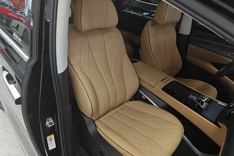 Used Denza D9 2024 DM-i 1050 Luxury Model
