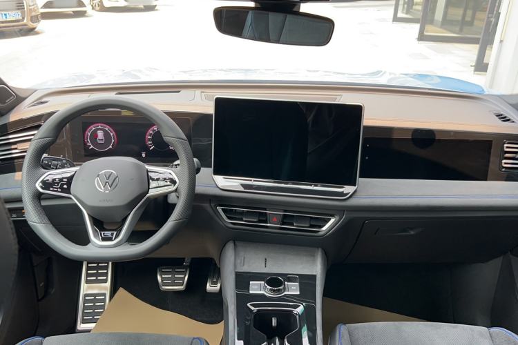 Used Volkswagen Tiguan L 2024 PRO 380TSI Four-Wheel Drive R-Line Prestige Edition Interior 4