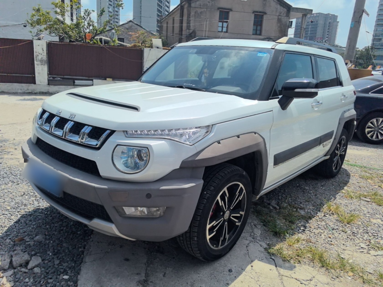 Под передней частью автомобиля