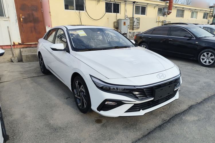 Used Hyundai Elantra 2023 1.5L CVT GLX Elite Edition Front Right 45 Deg