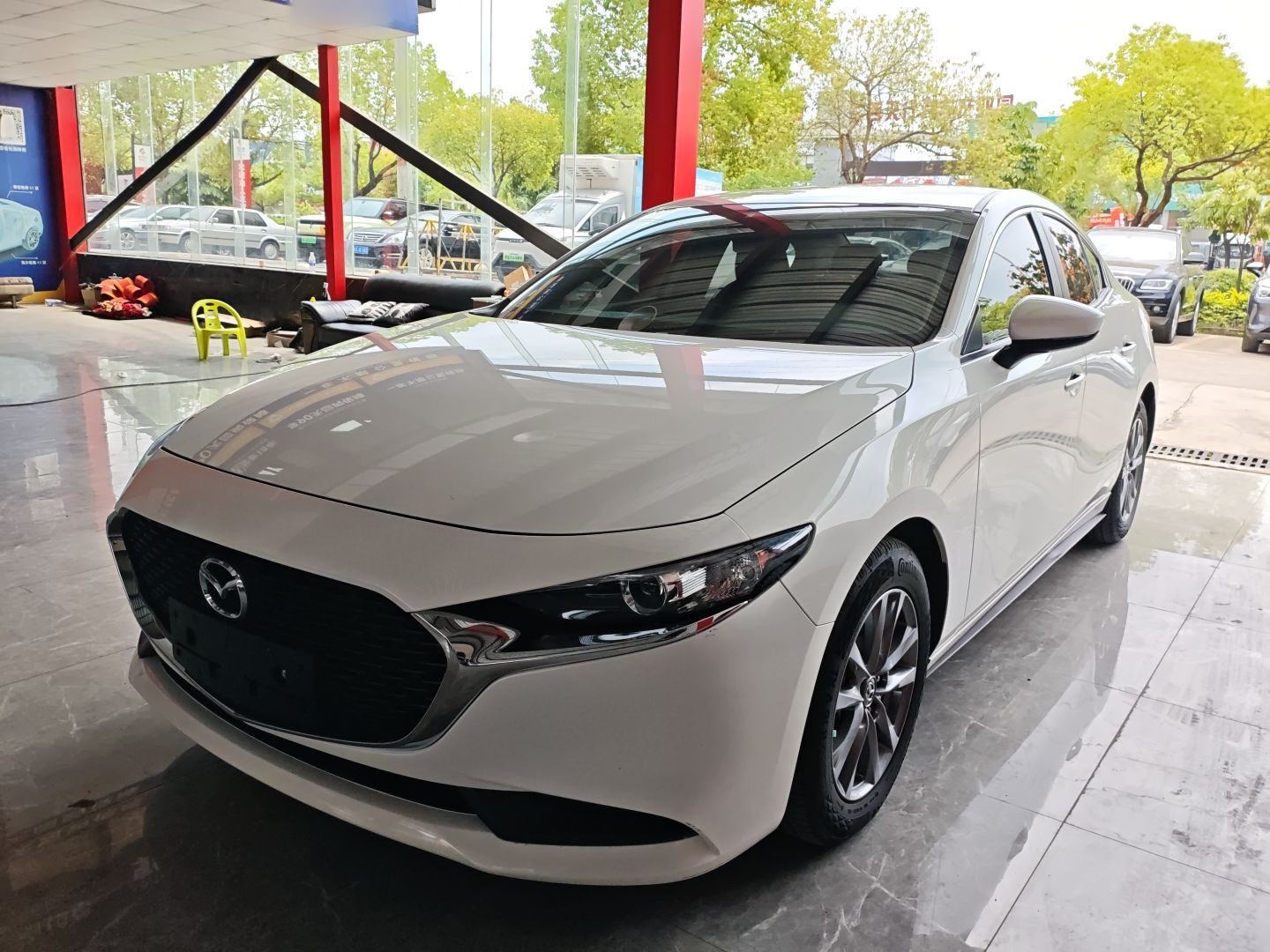 تحت مقدمة السيارة