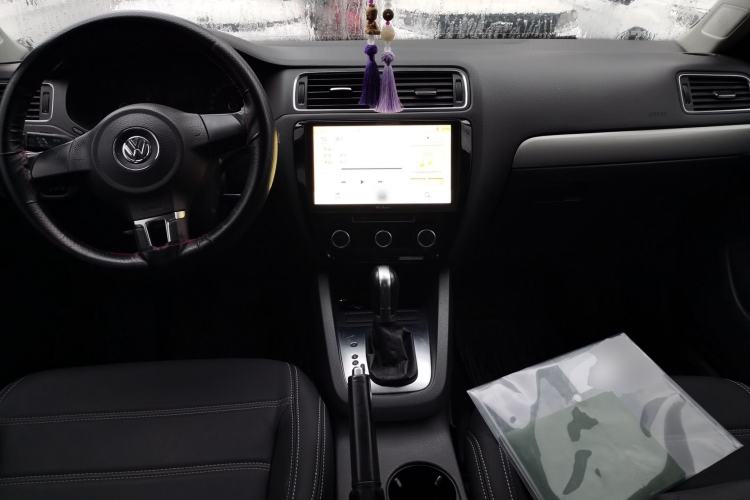 Used Volkswagen Sagitar 2014 Revised Version 1.6L Automatic Comfort Edition Center Console