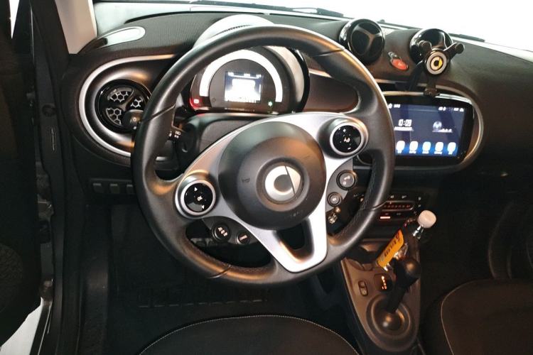 Used smart fortwo 2019 0.9T 66kW Hardtop Engine Version China VI Emission Standard Steering Wheel