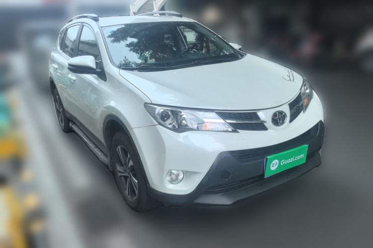 Used Toyota RAV4 2015 2.0L CVT Two-Wheel Drive Fashion Edition Front Right 45 Deg