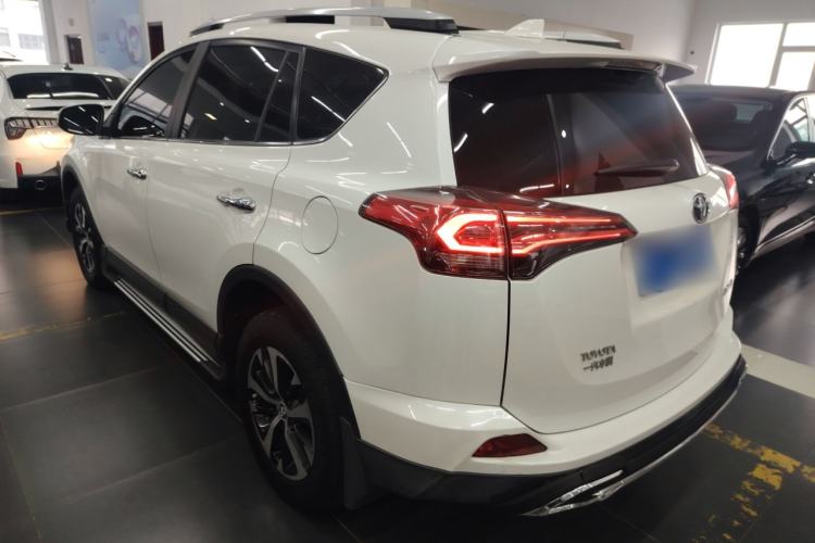 Used Toyota RAV4 2016 2.0L CVT Two-Wheel Drive Fashion Edition China V Standard Exterior 2