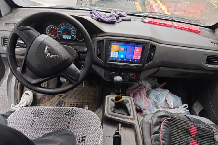 Used Wuling Rongguang New Truck 2023 2.0L Single-Row Base Version LJM20B Center Console