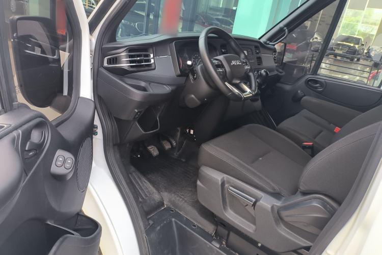 Used JMC Fushun 2023 2.0T Manual Short-Wheelbase Mid-Height Commercial Multi-Purpose 5-Seater Passenger Vehicle Driver Seat