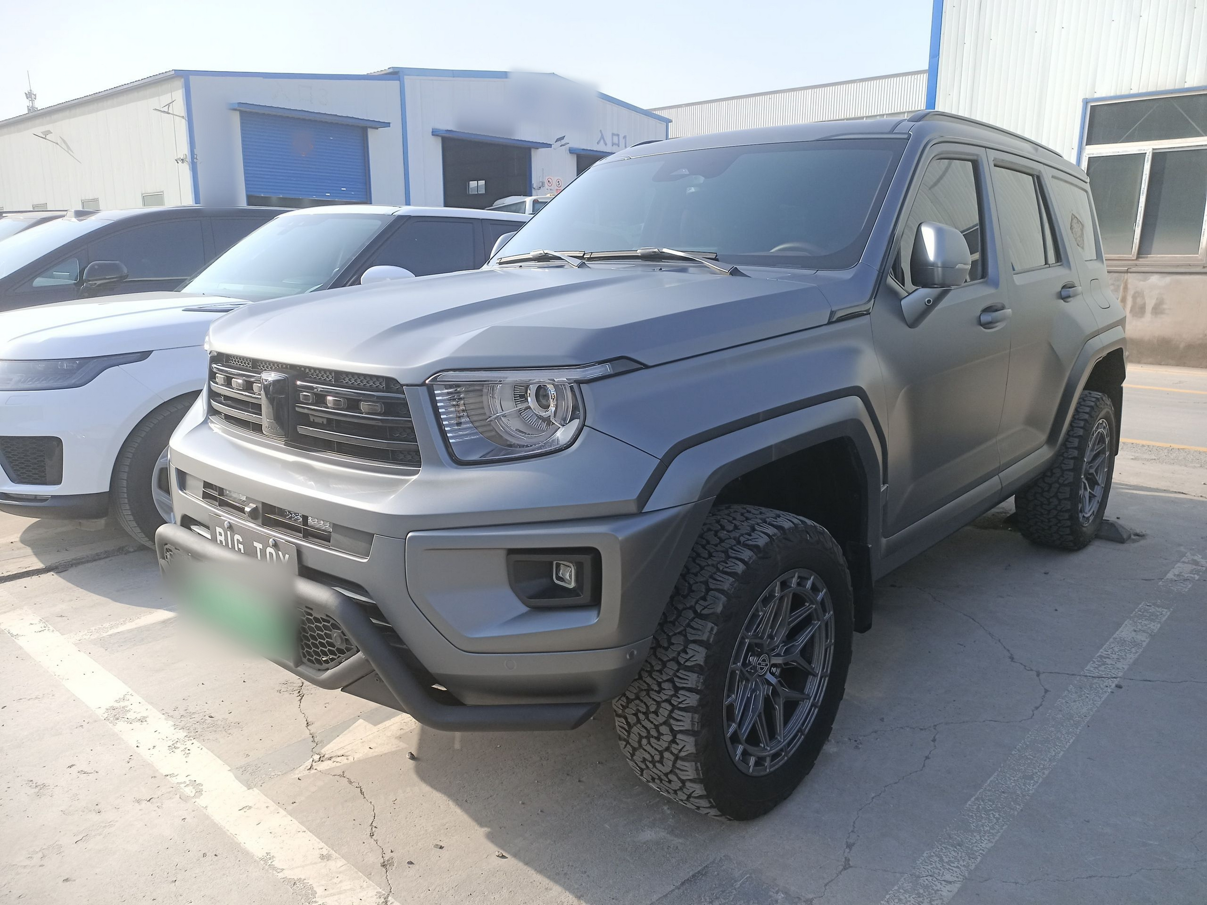 تحت مقدمة السيارة