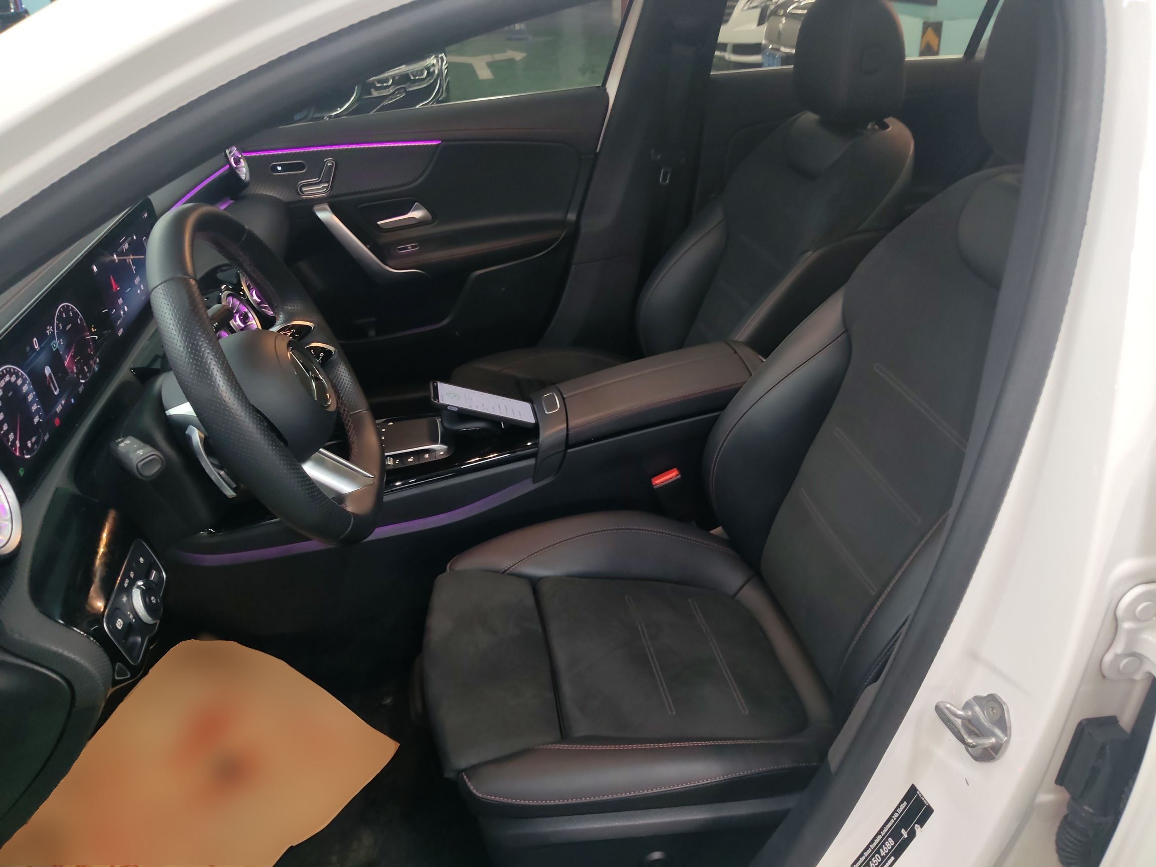 المقاعد الأمامية داخل السيارة