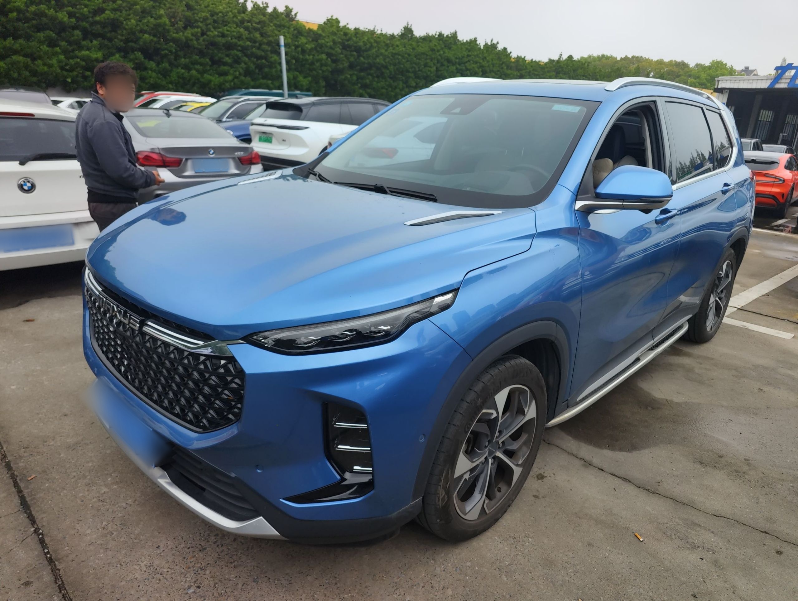 تحت مقدمة السيارة