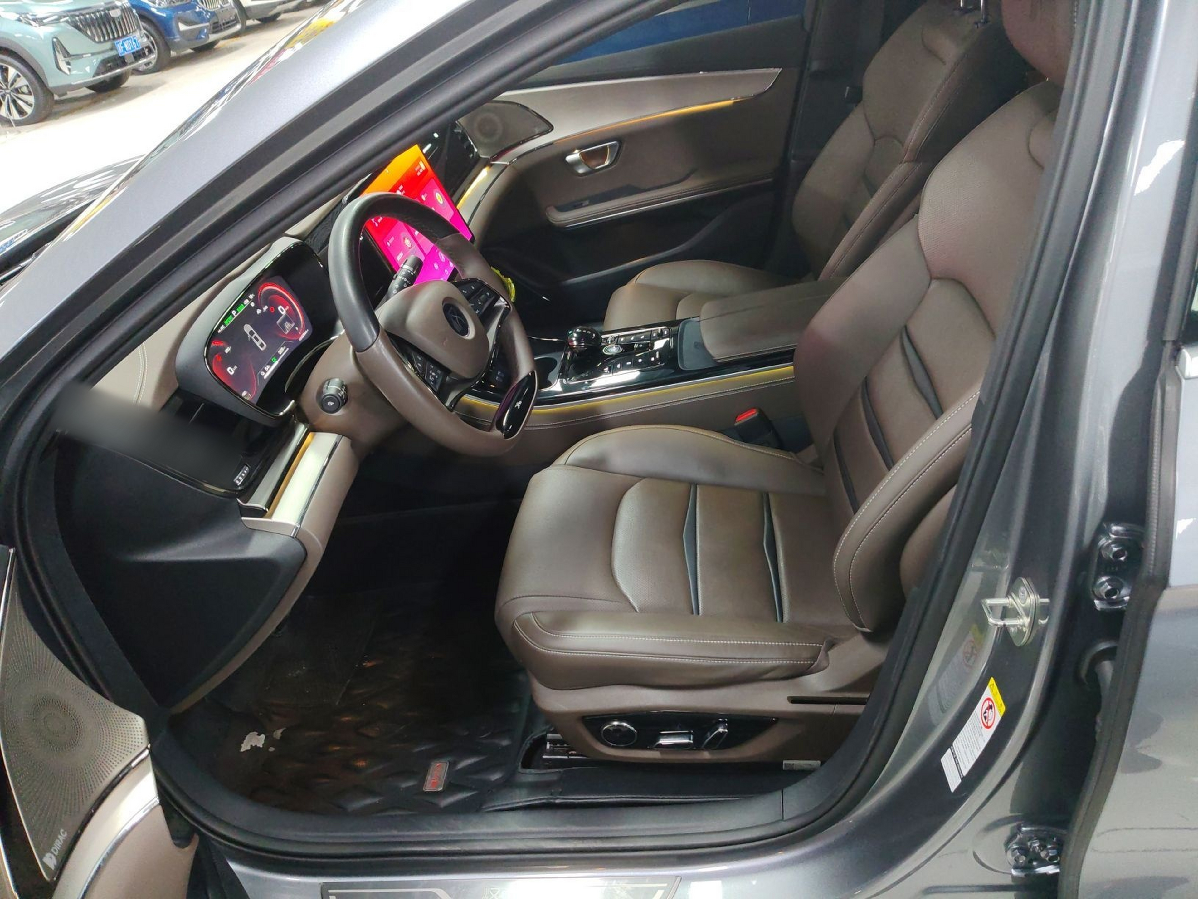 المقاعد الأمامية داخل السيارة