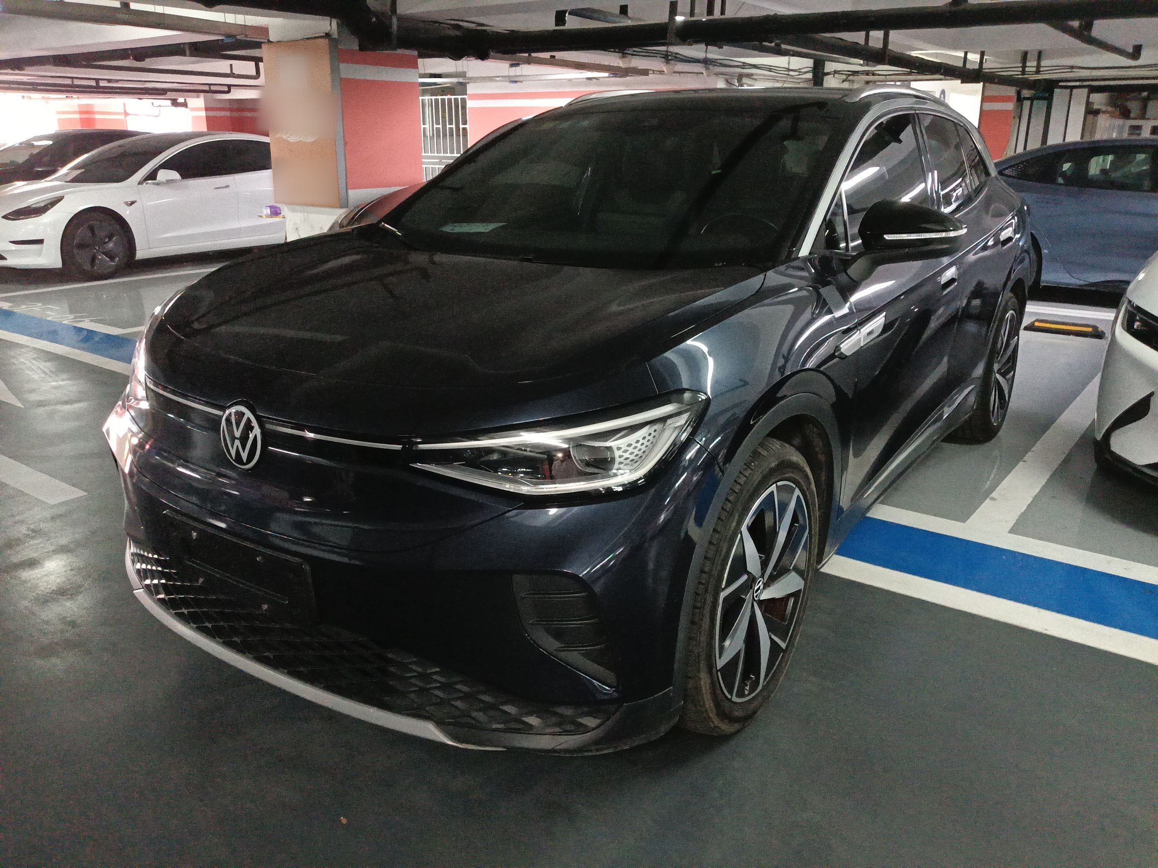 Под передней частью автомобиля