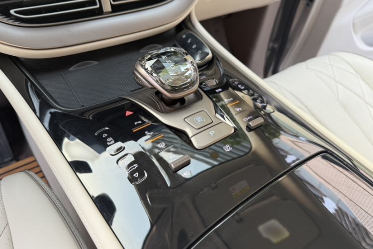 Used Denza D9 2022 DM-i 1040 Prestige Model
