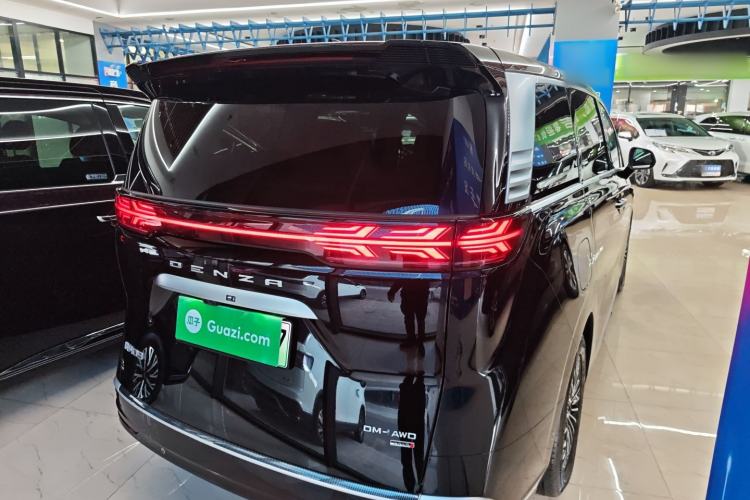 Used Denza D9 2025 DM-i Smart Drive 1020 Four-Wheel Drive Deluxe Model
