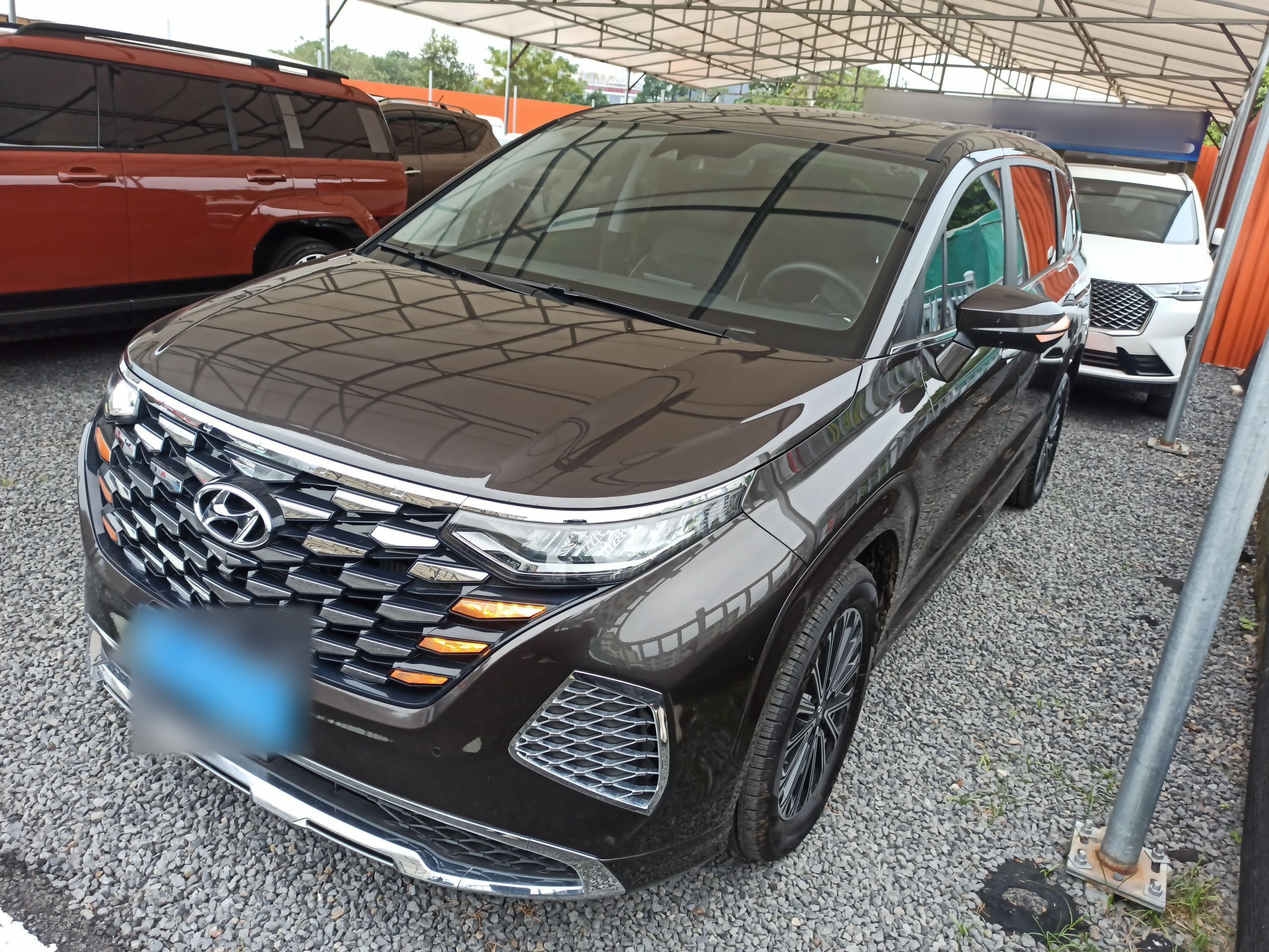 تحت مقدمة السيارة