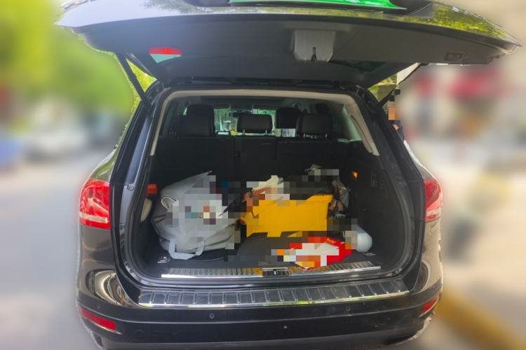 Used Volkswagen Touareg 2011 3.0 TDI Diesel High-End Model Trunk