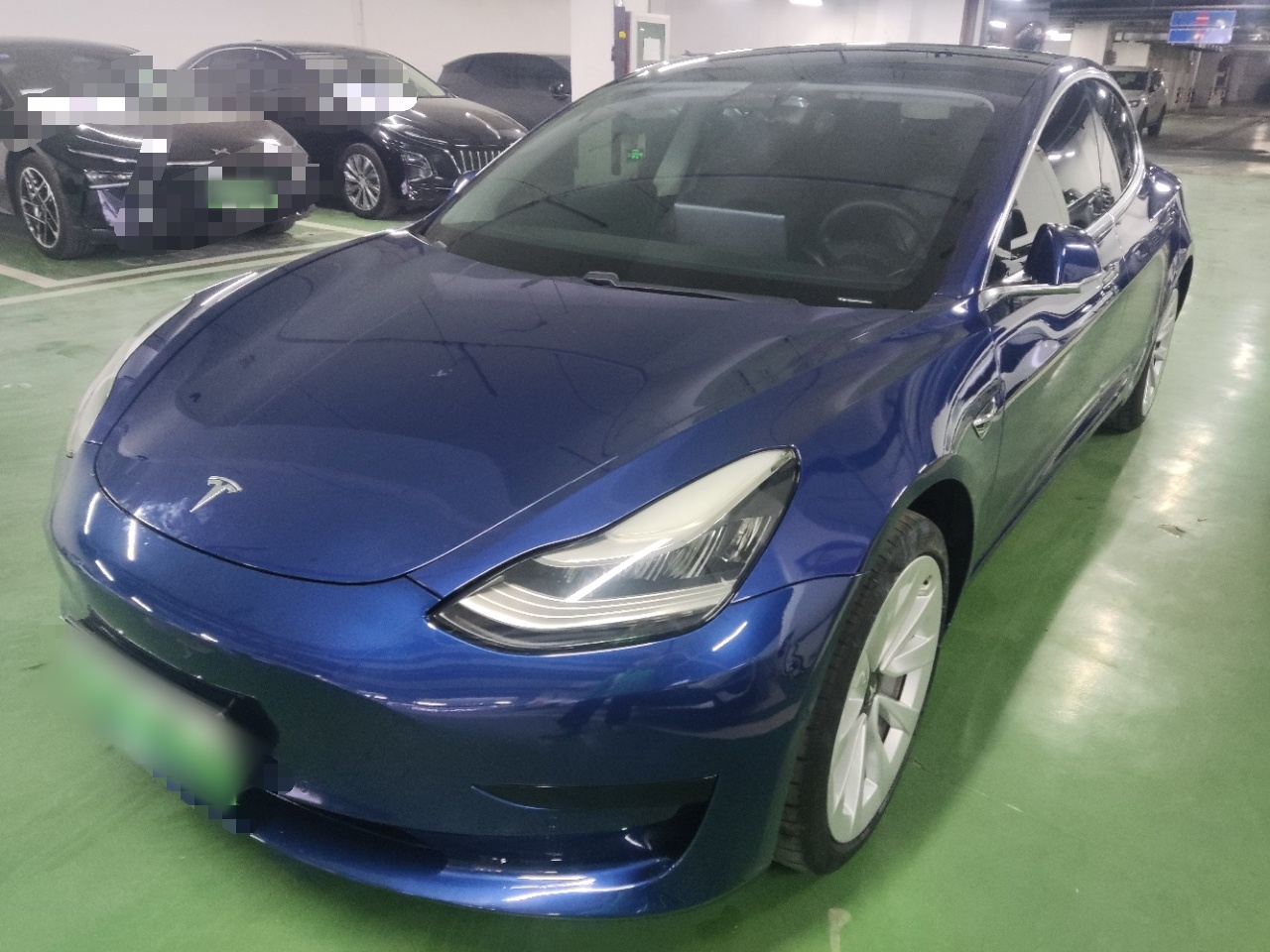 تحت مقدمة السيارة