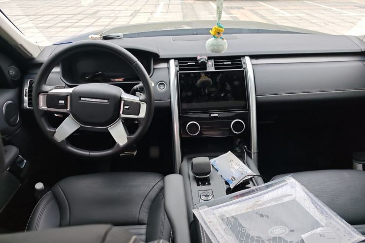 Used Land Rover Discovery 2024 360 PS Dynamic SE Center Console