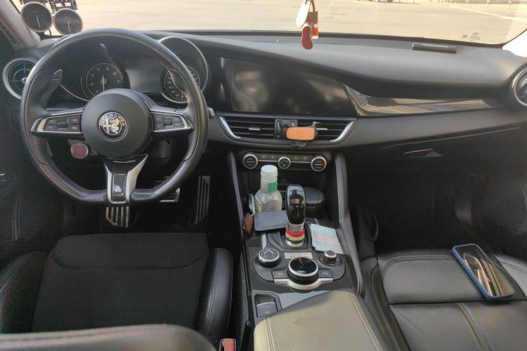 Used Alfa Romeo Giulia 2017 2.0T 280HP Luxury Edition Center Console