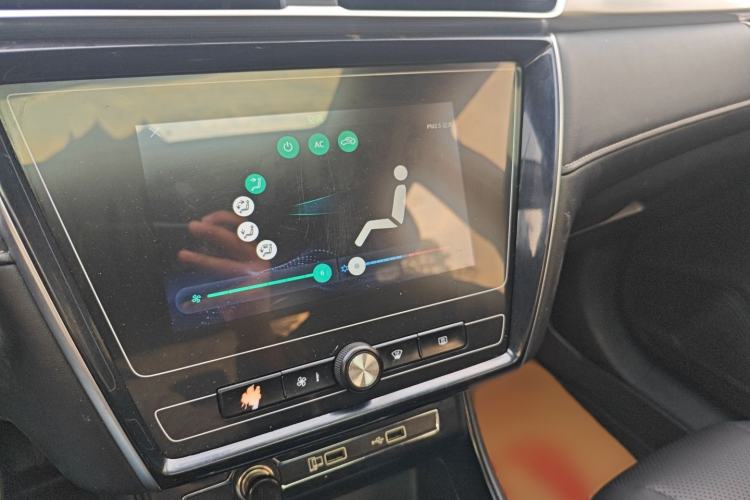 Used Roewe i5 2020 1.5L Manual 4G Connect Leehao Flagship Edition Interior 9