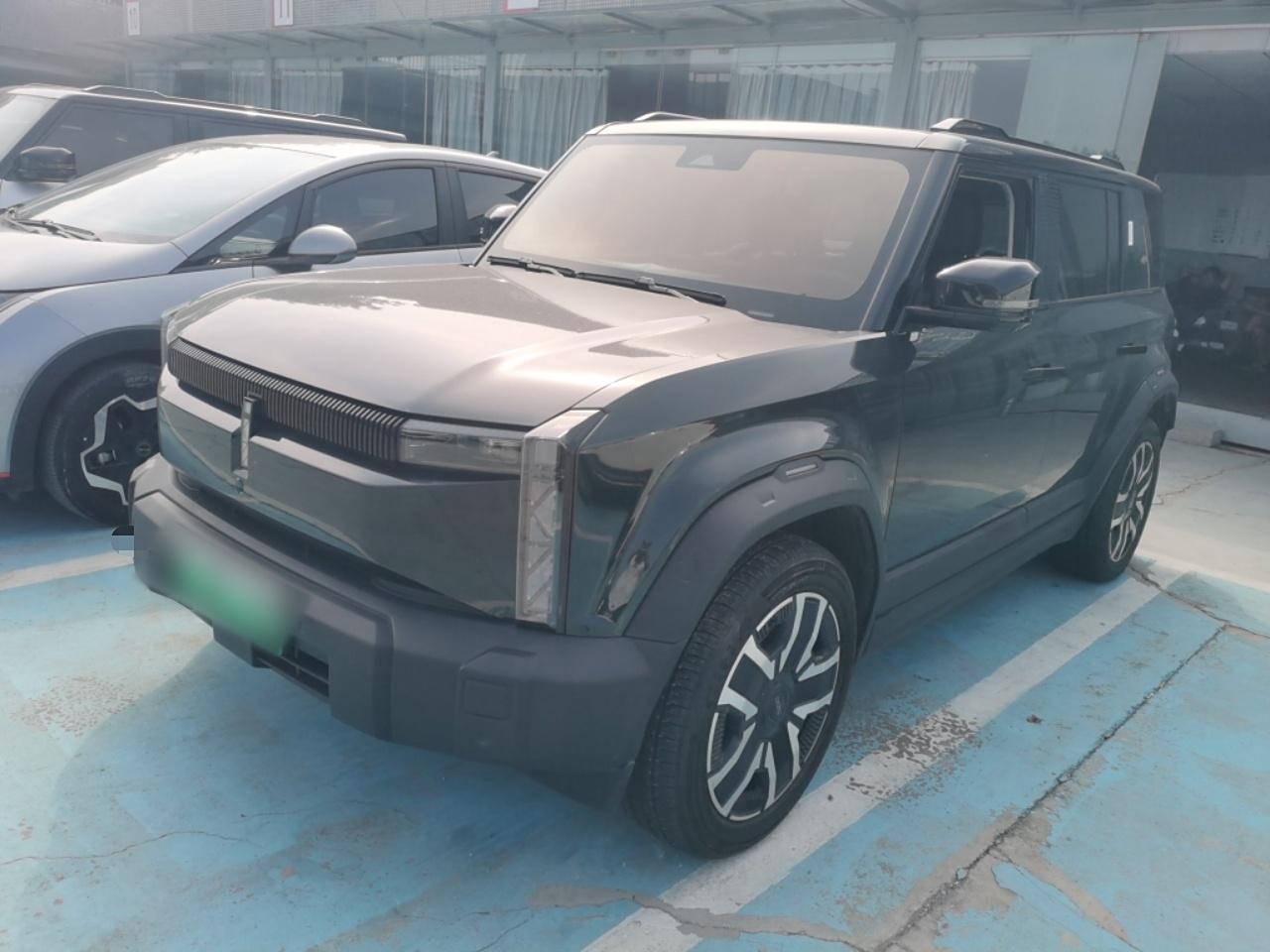 تحت مقدمة السيارة