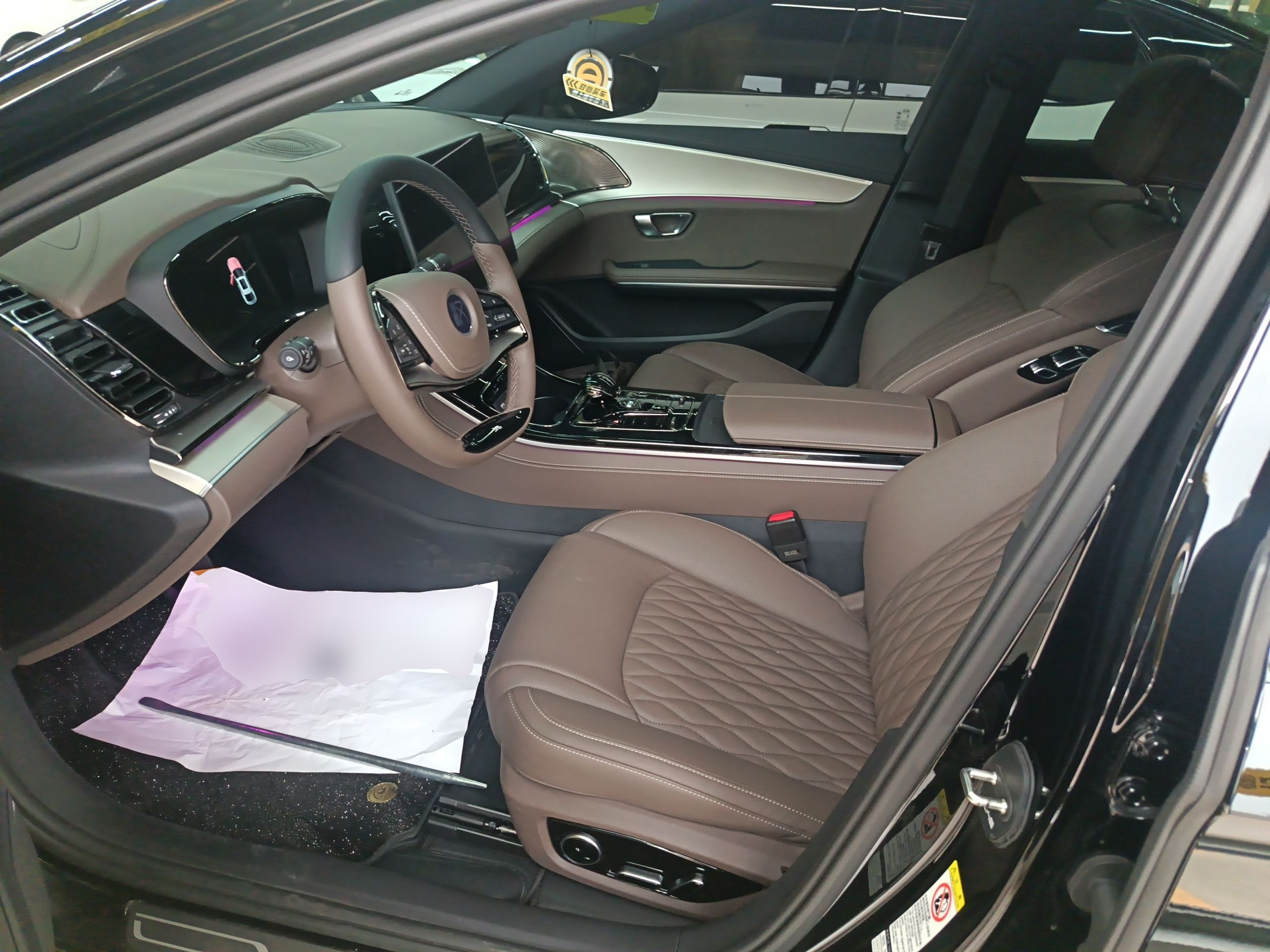 المقاعد الأمامية داخل السيارة