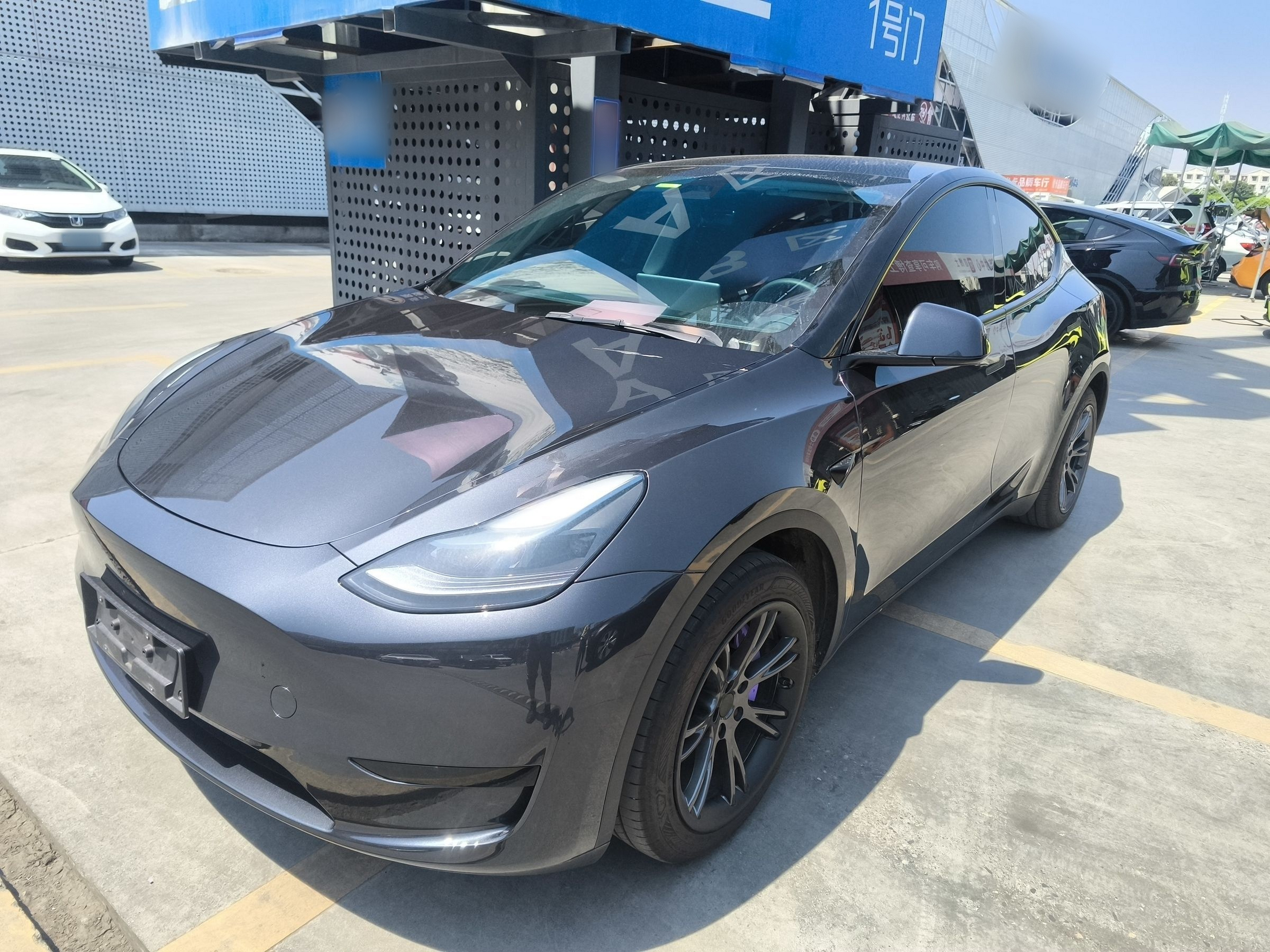 Под передней частью автомобиля