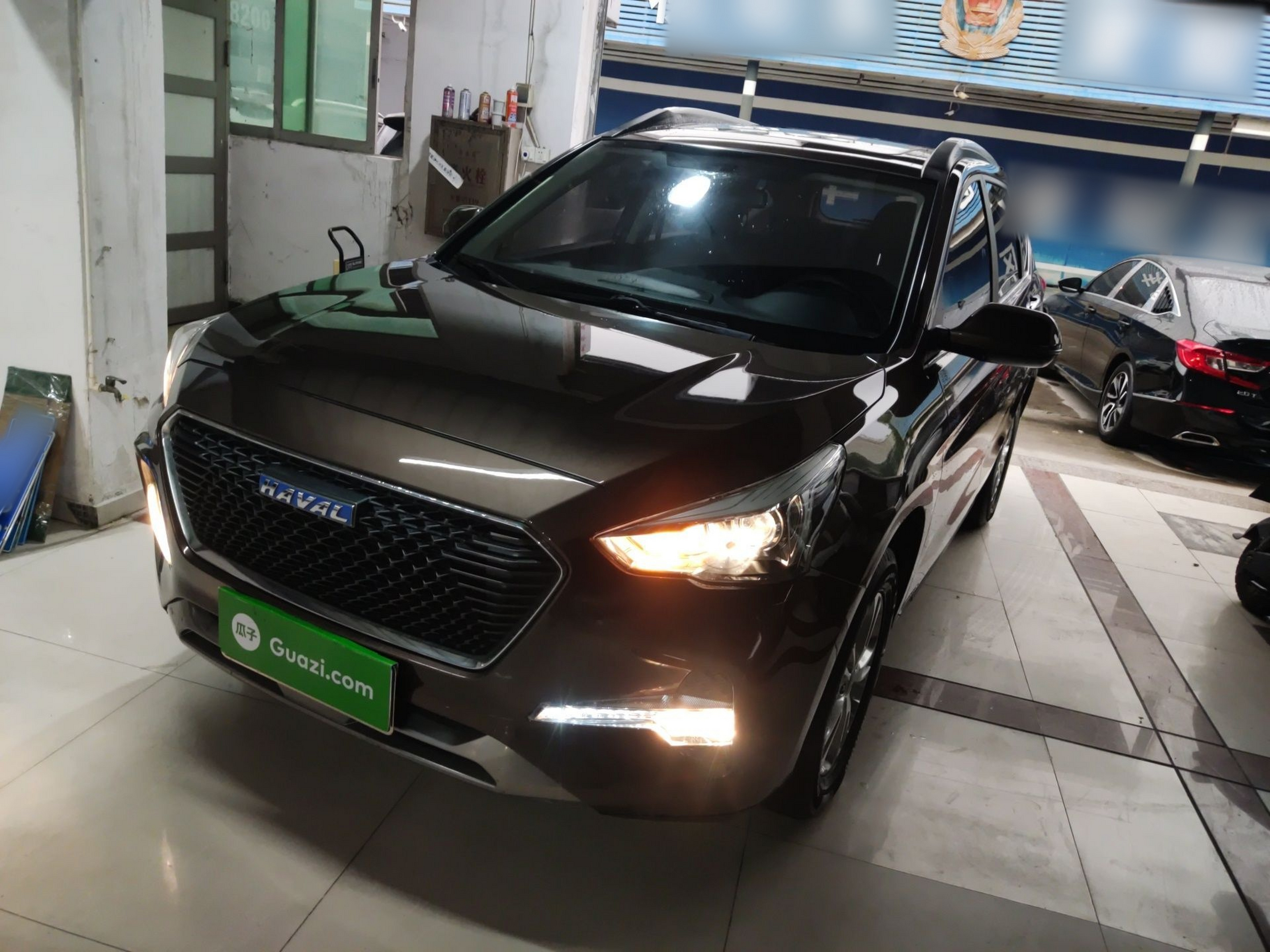 تحت مقدمة السيارة