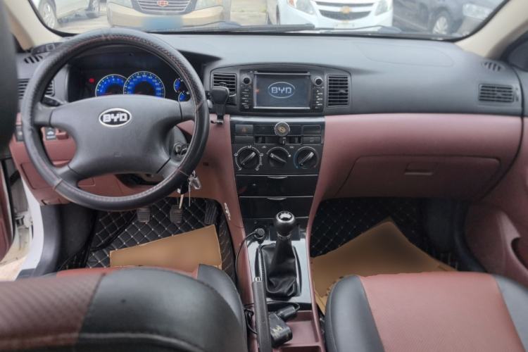 Used BYD F3 2012 Energy-Saving Model 1.5L Manual Comfort Version Center Console