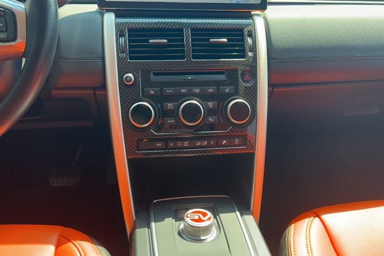 Used Land Rover Discovery Sport 2015 2.0T SE Audio And AC Panel