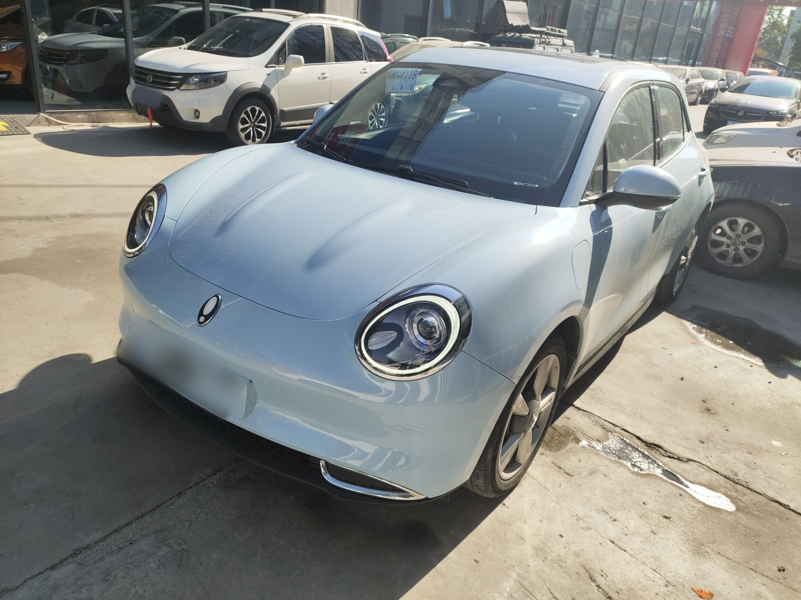 تحت مقدمة السيارة