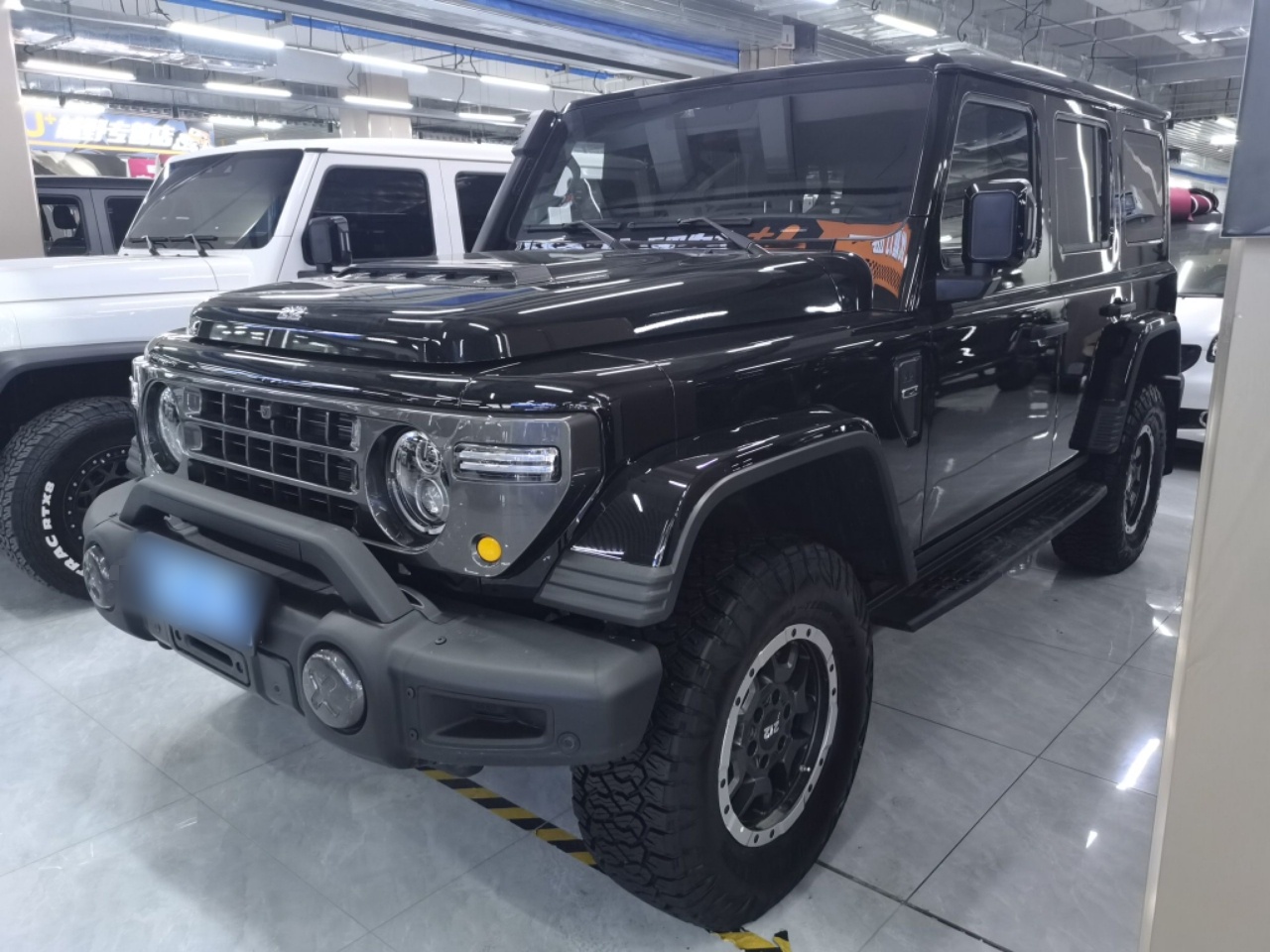 تحت مقدمة السيارة