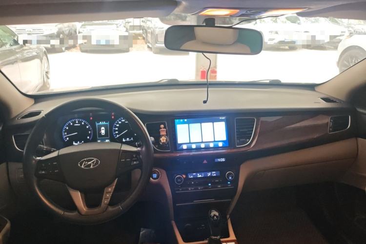 Used Hyundai Mistra 2014 1.8L Automatic Deluxe DLX Model Center Console