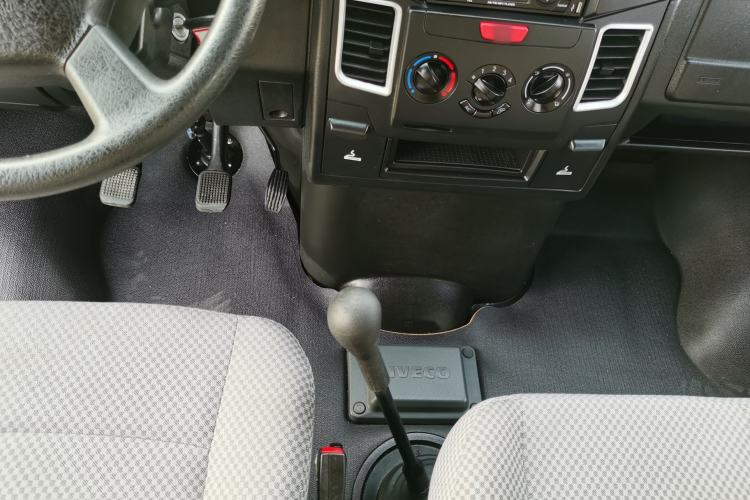 Used Iveco Daily 2020 2.5T A35 Passenger Van with Dual Tires Mid-Roof Design 5-9 Seater China V Emission Standard
