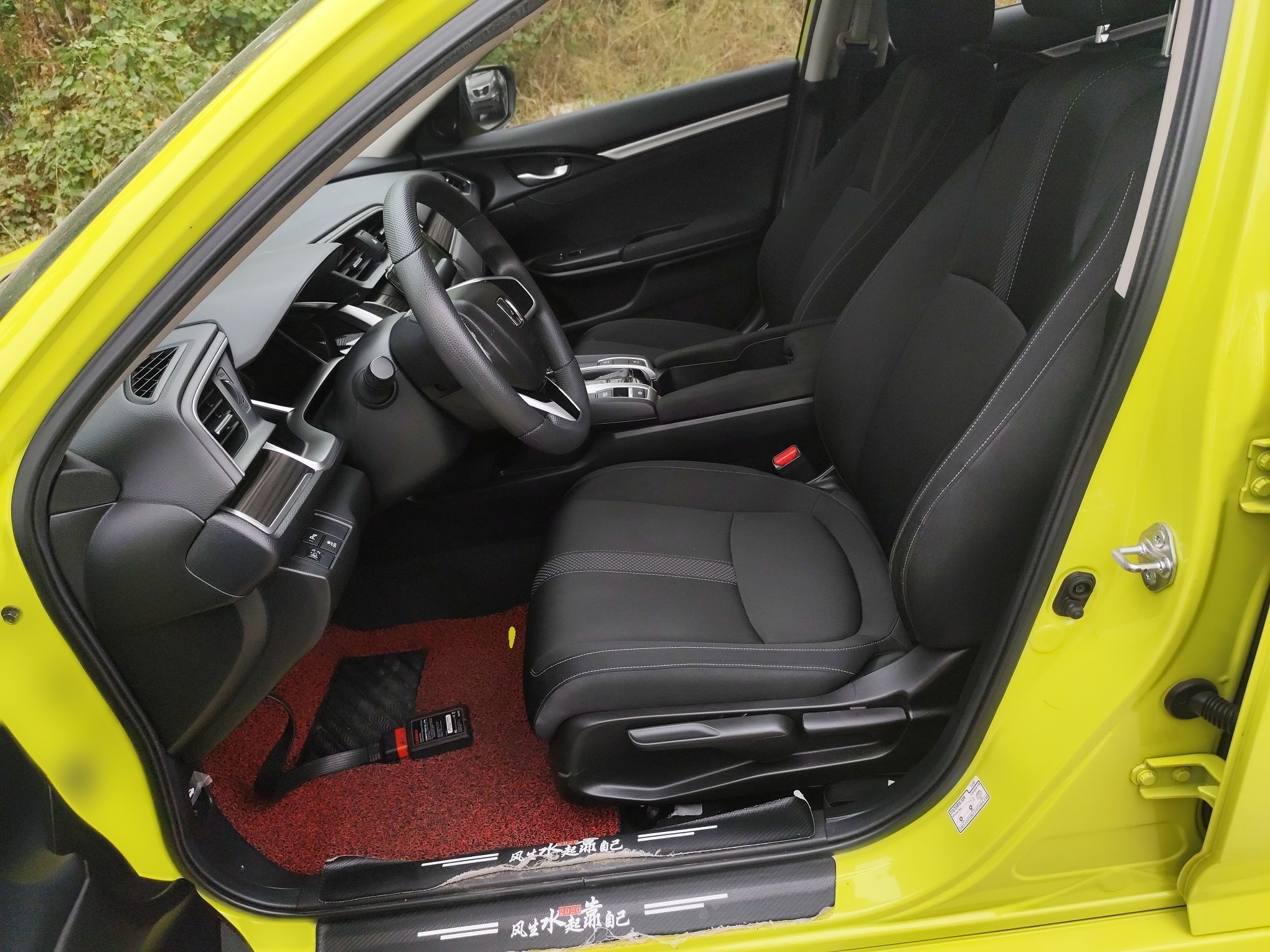 Переднее сиденье в автомобиле