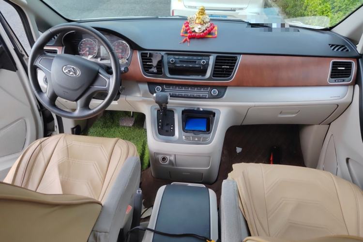 Used SAIC MAXUS G10 2014 2.0T Automatic Elite Edition Center Console