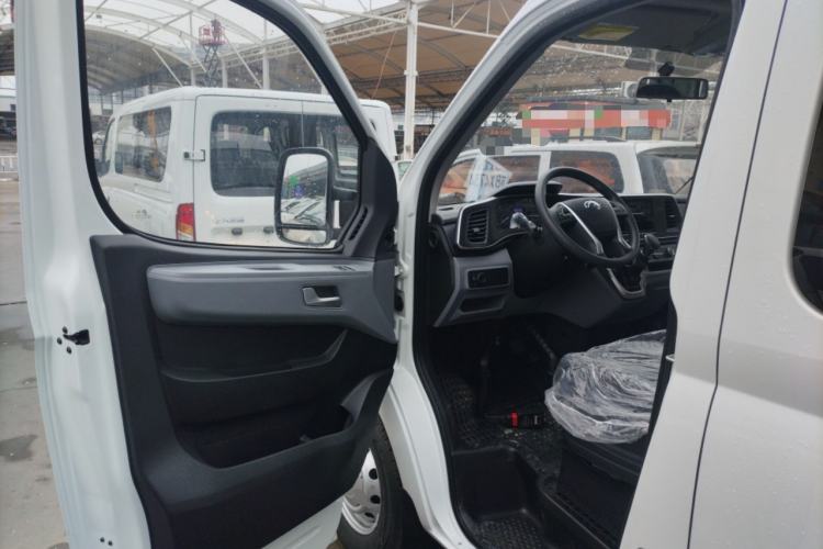 Used SAIC MAXUS Xintu V80 2024 Aotong Value Edition 6AMT Short Wheelbase Mid-Roof Model 127 Ps 5/6 Seats
